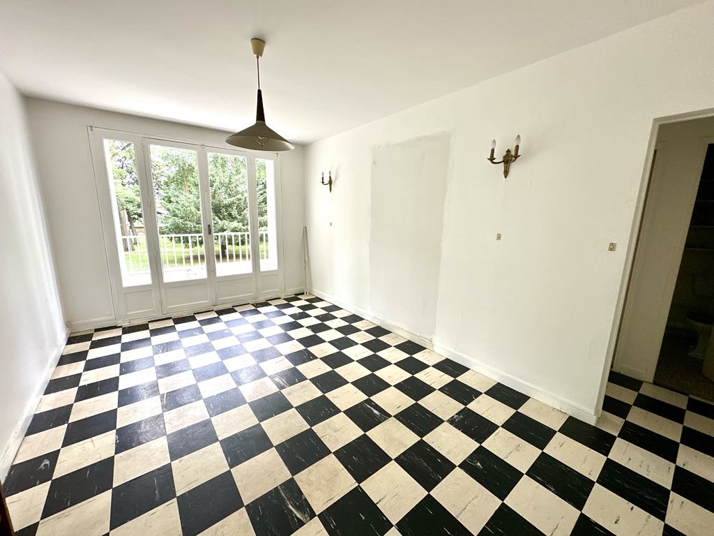 Bordeaux Caudéran Appartement à rénover avec balcon filant et cave